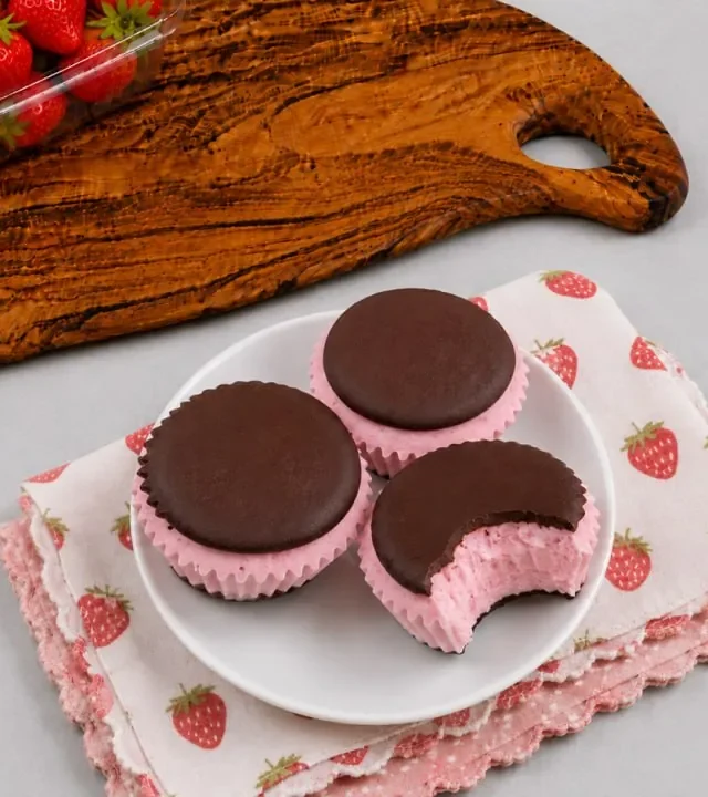 protein-strawberry-ice-cream-bites-on-plate-with-fresh-strawberries