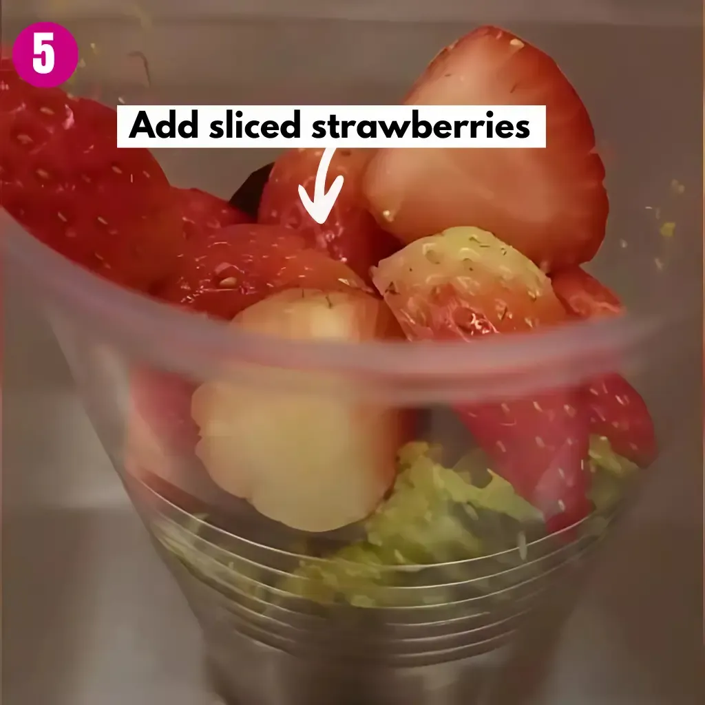 Strawberry Dubai Chocolate Cup 16 Add-sliced-strawberries
