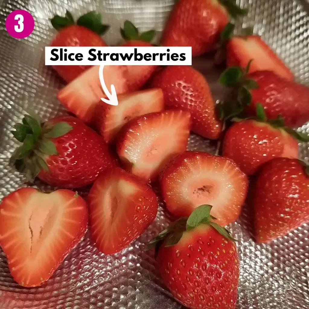 Strawberry Dubai Chocolate Cup 14 Slice-Strawberries