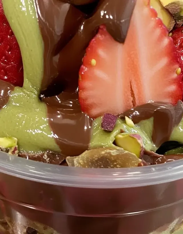 strawberry-dubai-chocolate-cup