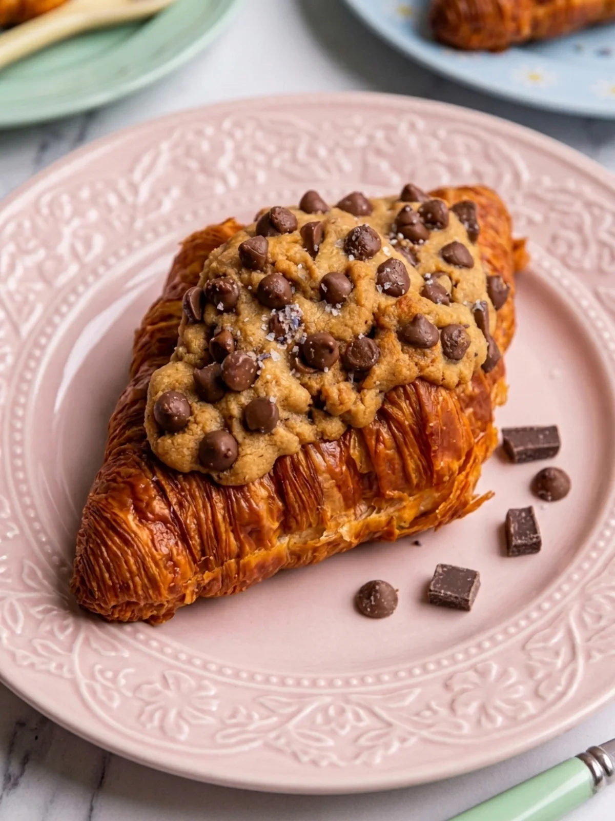 homemade-crookie-recipe-on-pink-plate-with-chocolate-chips